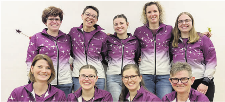 Der Vorstand mit der neuen Vereinsbekleidung, vorne von links: Tamara Kaufmann, Fabia Strebel, Magdalena Staubli, Beni Bächler; hinten: Erna Burger, Brigitte Strebel, Muriel Wachter, Rebecca Käppeli, Sarina Gaberthüel. Bild: zg