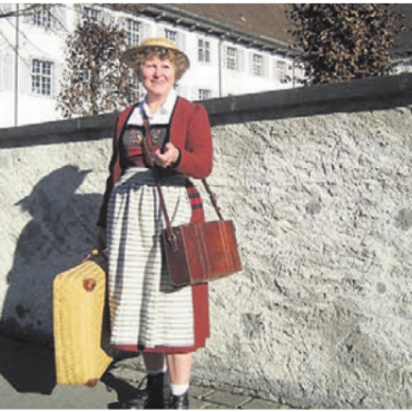 Mit Babette rund ums Kloster - Babette, die Briefträgerin, weiss ganz viel über das Kloster. Bild: zg