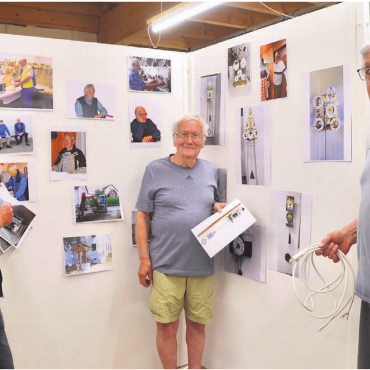 Geselligkeit und gelebte Tradition - Eine Fotoausstellung lässt 20 Jahre Ortsmuseum Waltenschwil Revue passieren. Die Vorbereitung lief diese Woche auf vollen Touren. Von links: Hubert Küng, Alfred Haegi und Anton Stierli beim Einrichten. Bilder: Thomas Stöckli