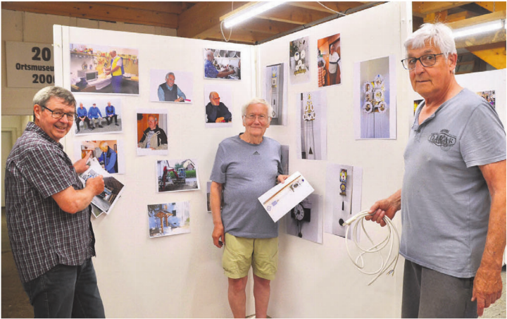 Eine Fotoausstellung lässt 20 Jahre Ortsmuseum Waltenschwil Revue passieren. Die Vorbereitung lief diese Woche auf vollen Touren. Von links: Hubert Küng, Alfred Haegi und Anton Stierli beim Einrichten. Bilder: Thomas Stöckli