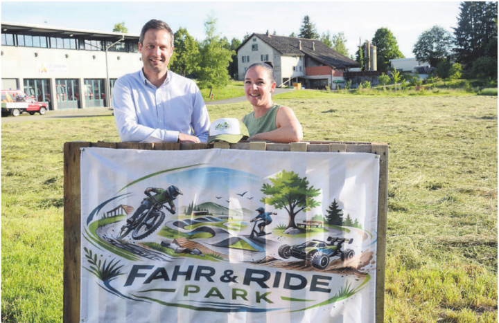 Sie wollen die grosse Wiese hinter dem Feuerwehrmagazin zum Treffpunkt für Familien machen: Christoph Baumann und Jeanine Diriwächter sind überzeugt, dass der Erlebnispark noch dieses Jahr eröffnet wird. Bild: Chregi Hansen
