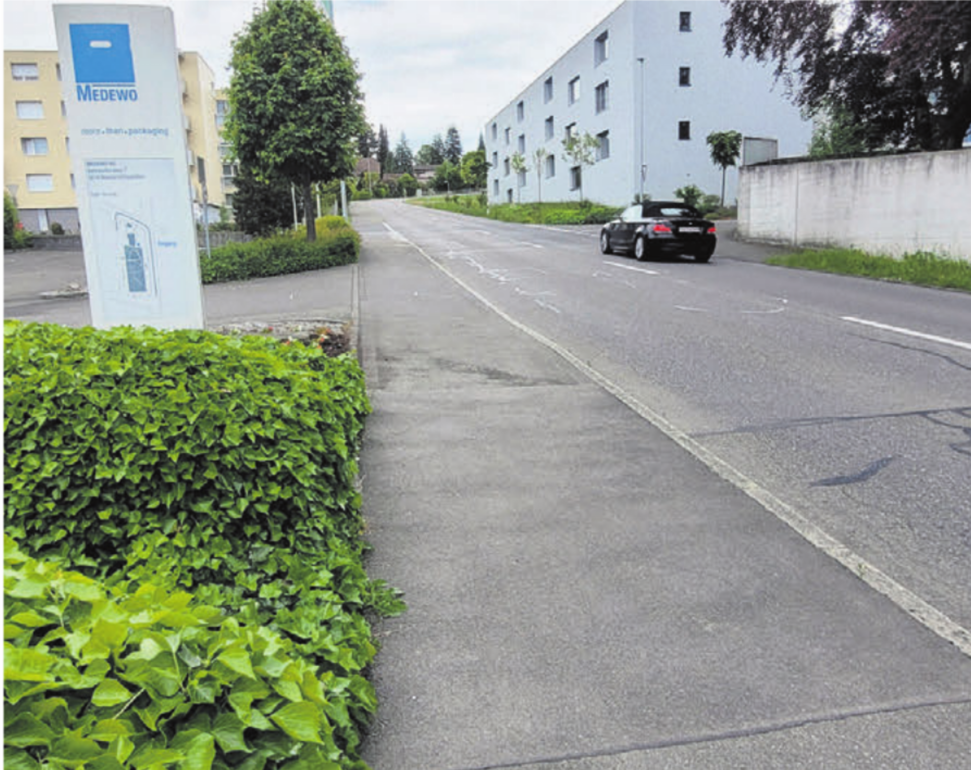 Hier, auf der Höhe der Firma Medewo, ist einer von zwei Zebrastreifen samt Mittelinsel geplant, die Strasse wird dafür verbreitert. Bild: chh - Das Bild wird blockiert. – Möglicherweise durch einen aktiven Adblocker.