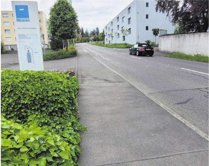 Hier, auf der Höhe der Firma Medewo, ist einer von zwei Zebrastreifen samt Mittelinsel geplant, die Strasse wird dafür verbreitert. Bild: chh