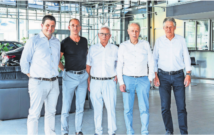 Haben sich gefunden: (von links): Geschäftsleiter Manuel Zumstein (links) und VR-Präsident Philipp Zumstein (rechts) mit den bisherigen Eigentümern Dominic, Werner und Rudolf Schmid (von links). Bild: zg