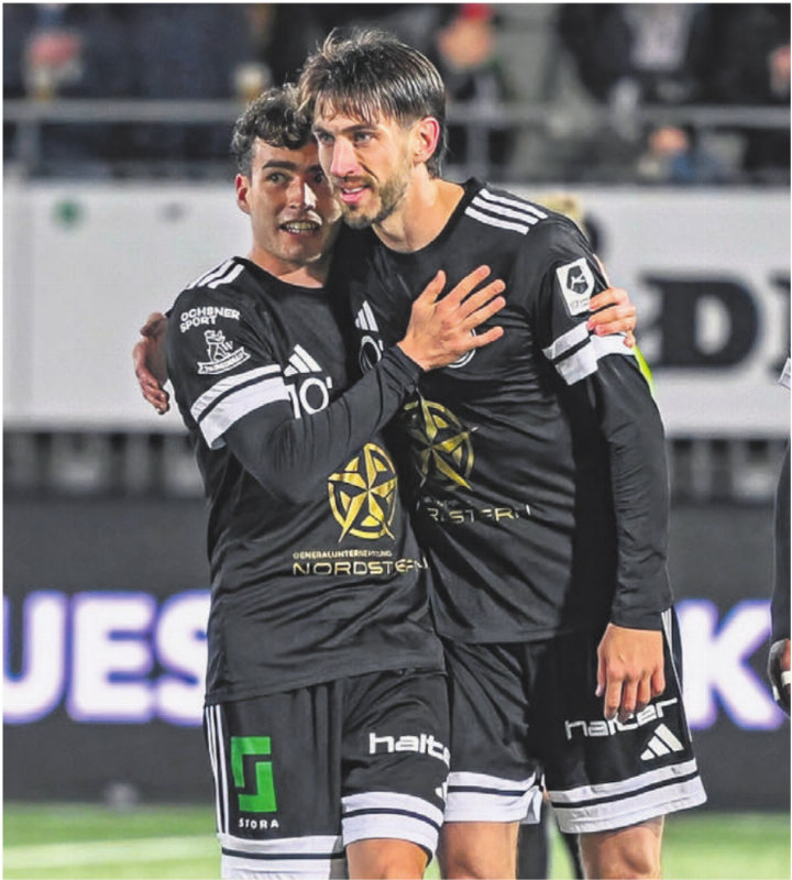 Nach 479 Spielen und 125 Toren ist Schluss. Simone Rapp (rechts) bei seiner allerletzten Auswechslung vor wenigen Tagen im Dress des FC Wil. Bild: FC Wil
