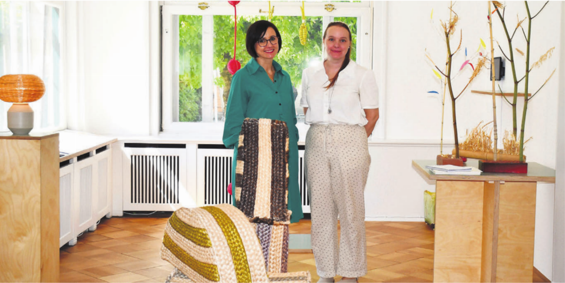 Museumsleiterin Petra Giezendanner (links) und Nela Raffl, Marketing und Administration, inmitten der Sonderausstellung. Bild: Monica Rast - Das Bild wird blockiert. – Möglicherweise durch einen aktiven Adblocker.