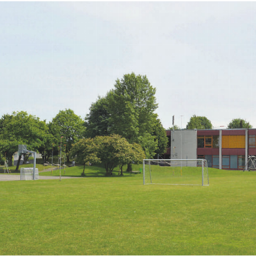 Nächster Schritt zum Ziel - Der Schulhausneubau wird angrenzend an das bestehende Schulhaus Lohren auf der Fussballwiese gebaut. Bild: Roger Wetli