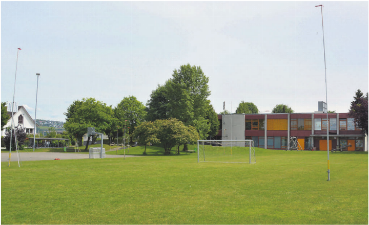 Der Schulhausneubau wird angrenzend an das bestehende Schulhaus Lohren auf der Fussballwiese gebaut. Bild: Roger Wetli