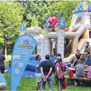 Rock ’n’ Roll und Guggengwändli - Die Kita Wichtelburg betreibt am Frühlingsfest die Hüpfburg im Pflegipark.