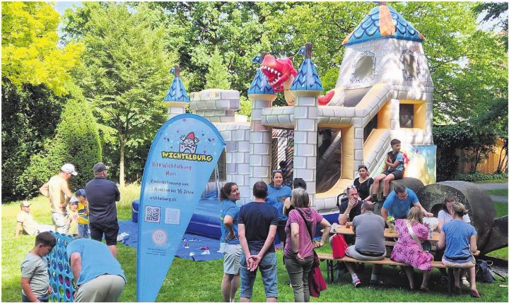 Die Kita Wichtelburg betreibt am Frühlingsfest die Hüpfburg im Pflegipark.