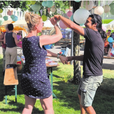 Rock ’n’ Roll und Guggengwändli - Noemi Etterlin und Junior Flores tanzen am zweiten Frühlingsfest der Pflegi Muri.    Bild: sca