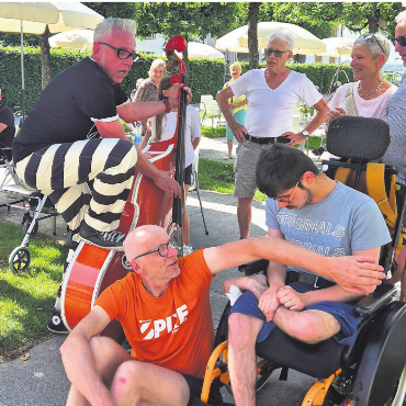 Rock ’n’ Roll und Guggengwändli - Stef (am Bass) von der Rockabilly-Band «The JB Ramblers» gibt alles.    Bilder: sca