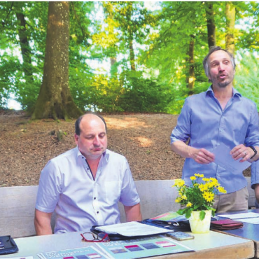 Informativer Treff im Wald - Die Versammlungsleitung, von links: Hanspeter Frey, Präsident der Ortsbürgerkommission, Gemeinderat Herbert Meier, Gemeindepräsident Hans-Peter Budmiger und Gemeindeschreiber Severin Bättig.    Bild: Thomas Stöckli