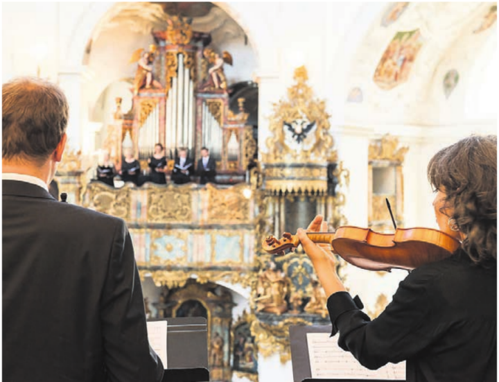 Das Publikum in der Mitte, Musik von den Emporen  ein einmaliges Erlebnis.   Bild: zg