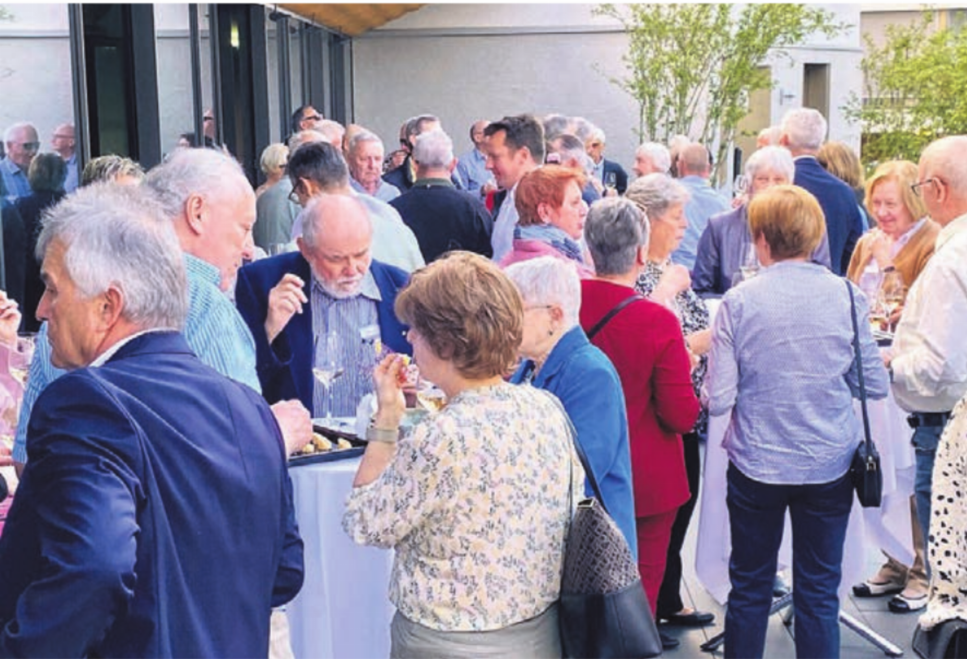 Die Gäste fühlten sich bereits beim Apéro auf der Terrasse wohl und genossen den ganzen Abend.    Bild: zg - Das Bild wird blockiert. – Möglicherweise durch einen aktiven Adblocker.