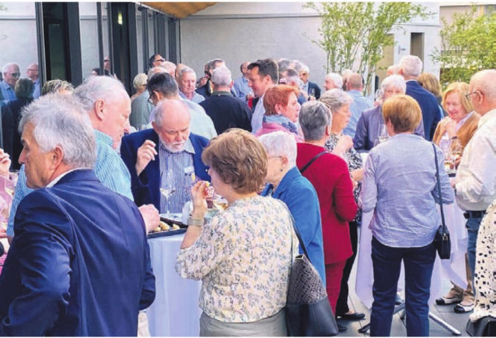 Die Gäste fühlten sich bereits beim Apéro auf der Terrasse wohl und genossen den ganzen Abend.    Bild: zg