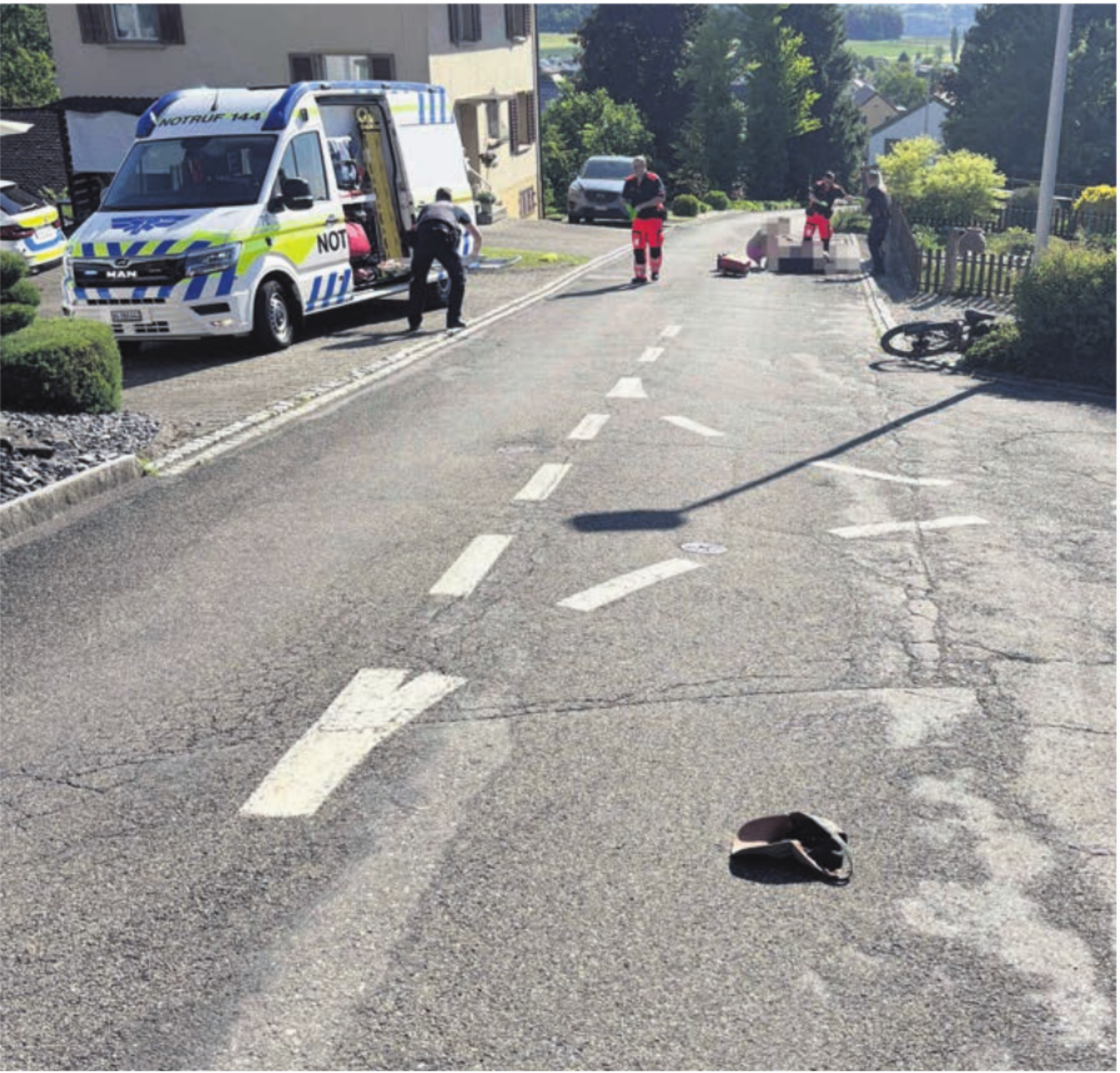 Ein Fahrradfahrer verlor die Kontrolle, stürzte und kollidierte mit einem Gartenzaun.    Bild: pz - Das Bild wird blockiert. – Möglicherweise durch einen aktiven Adblocker.