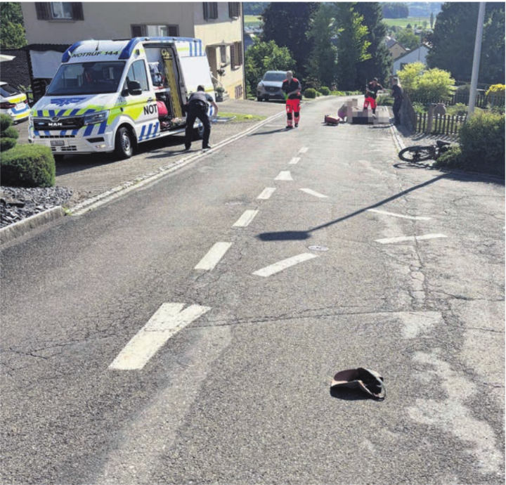 Ein Fahrradfahrer verlor die Kontrolle, stürzte und kollidierte mit einem Gartenzaun.    Bild: pz