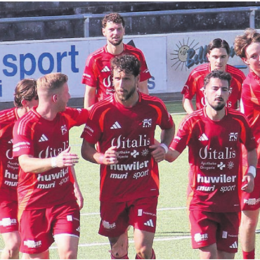 Härtetest bestanden, kuriose Szene am Ende - Tihomir Grabovica (Mitte) erlöste soeben mit dem 2:0 sein Team. Bild: pf