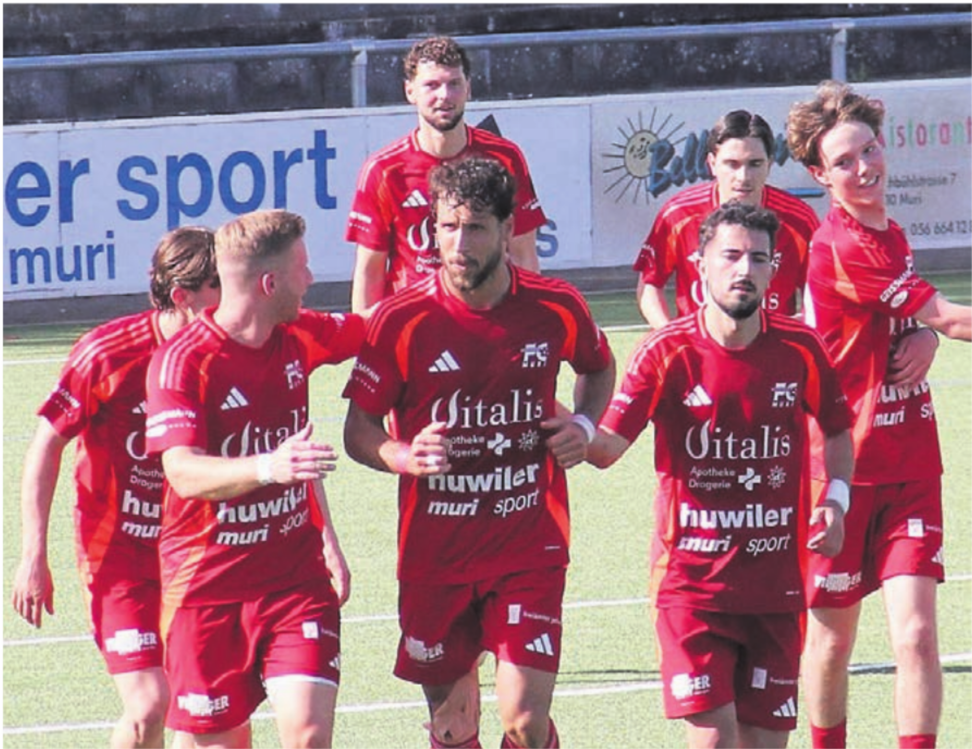 Tihomir Grabovica (Mitte) erlöste soeben mit dem 2:0 sein Team. Bild: pf - Das Bild wird blockiert. – Möglicherweise durch einen aktiven Adblocker.