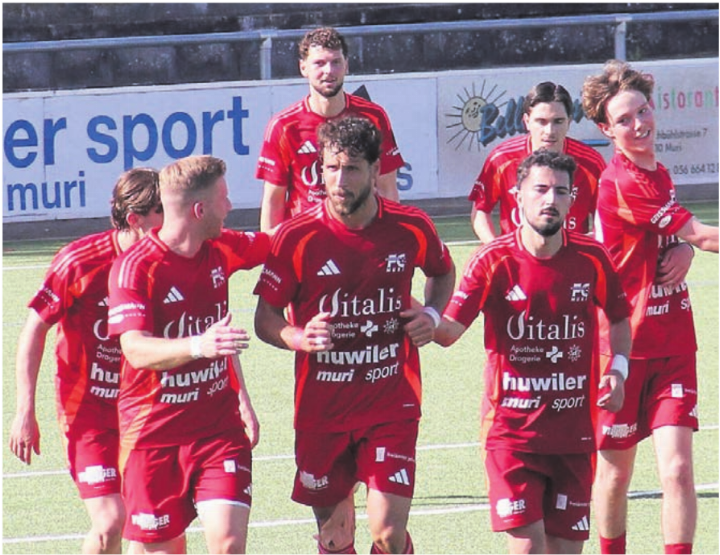 Tihomir Grabovica (Mitte) erlöste soeben mit dem 2:0 sein Team. Bild: pf