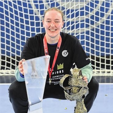 «Genau für solche Momente» - Zwei Pokale für zwei Titel. Seraina Kuratli mit Meister- und Cup-Trophäe. «Ein gutes Gefühl», meint die erst 19-jährige Torhüterin.    Bild: Alexander Wagner