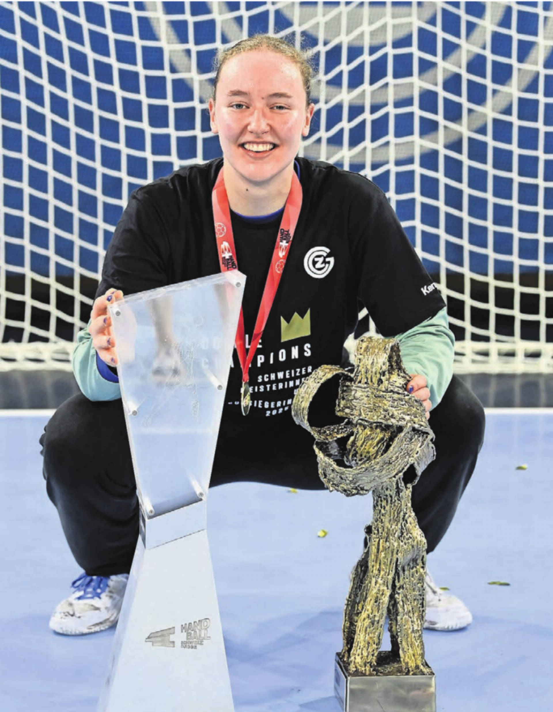 Zwei Pokale für zwei Titel. Seraina Kuratli mit Meister- und Cup-Trophäe. «Ein gutes Gefühl», meint die erst 19-jährige Torhüterin.    Bild: Alexander Wagner - Das Bild wird blockiert. – Möglicherweise durch einen aktiven Adblocker.