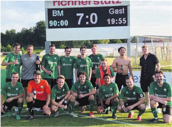 Im 24. Saisonspiel gabs jetzt den ersten Sieg für Bünz-Maiengrün. Das Team wird absteigen, ein bisschen Galgenhumor spielt aktuell wohl auch mit. Bild: zg