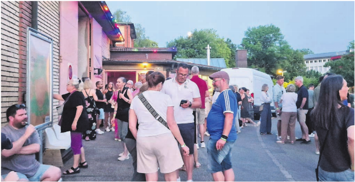 Vor dem Kulturwerk Bleichi suchten die Konzertbesucher etwas Abkühlung, denn drinnen war es heiss.