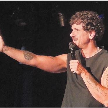 Der Star kommt nach Hause - Daumen hoch: Jan Seven Dettwyler mag sein Wohlen. Bilder: Silvia Caprez