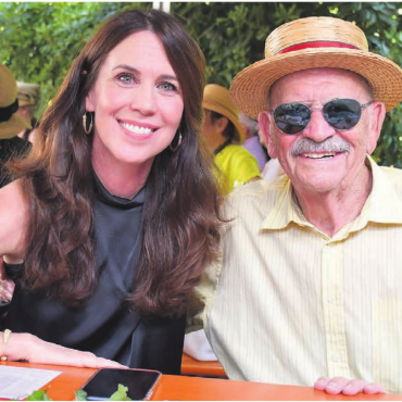 Stolz auf eine glanzvolle Epoche - Der Vater begleitete die Tochter an die Feierlichkeiten: SRG-Generaldirektorin Susanne Wille und Franz Wille, ehemaliger Politiker (Grossrat und Einwohnerrat).   Bilder: Daniel Marti