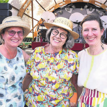 Stolz auf eine glanzvolle Epoche - Dieses Bild gab es so praktisch noch nie, Kultursekretärinnen unter sich (v. l.): Claudia Nick, Iris Küng (beide ehemalige) und die aktuelle Kultursekretärin Simone Pallecchi.