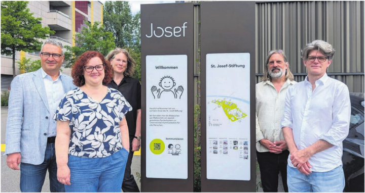 Stolz auf ihr Werk (von links): Thomas Bopp (Stiftungsleiter), Alexandra Günter (Wohngruppenleiterin), Mirjam Hegenbarth (Kommunikation), Marcel Heeg (Projektleiter) und der beauftragte Axel Steinberger (Geschäftsleiter «Integral») präsentieren einen von 25 neuen Wegweisern auf dem Stiftungsgelände. Sie sind Teil des Projekts «Signaletik» der St. Josef-Stiftung.   Bilder: Marco Huwyler