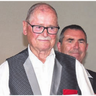 Durch den Gotthard nach Babylon - Bruno Fleischli vom MC Oberwil-Lieli genoss seine Ehrung zu 60 Jahren.
