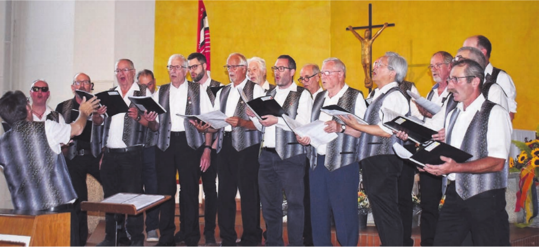 Der Männerchor Künten organisierte den diesjährigen Sängertag. Aus dem ganzen Freiamt kamen rund 200 Sängerinnen und Sänger. Natürlich liessen auch sie es sich nicht nehmen, in ihrer Heimat aufzutreten. Bilder: Erika Obrist Der Männerchor Künten organisierte den diesjährigen Sängertag. Aus dem ganzen Freiamt kamen rund 200 Sängerinnen und Sänger. Natürlich liessen auch sie es sich nicht nehmen, in ihrer Heimat aufzutreten. Bilder: Erika Obrist
