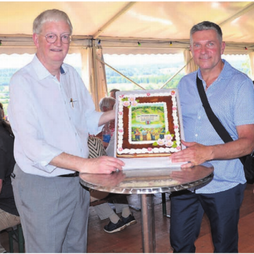 Fest mit Aussicht - Freuen sich über den Abschluss der Erschliessung Mühlegg, von links: Gemeindeammann Peter Hochuli sowie von der IG Erschliessung Roland Stöckli (Präsident) und Anton Burkart. Bild: Thomas Stöckli