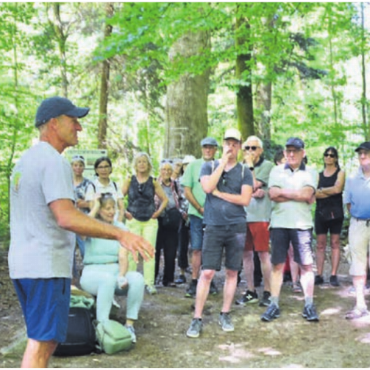 Entwicklung erlebbar gemacht - Förster Urs Huber (vorne) referiert bei den Gletscher-Findlingen über den Wald im Wandel.    Bild: Thomas Stöckli