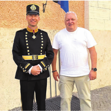 Gekocht für die kleinste Armee - Über Gardist Lorenz Keusch (links) kam Geri Müller überhaupt auf die Idee, in der Küche der Schweizergarde auszuhelfen. Keusch ist seit 26 Jahren Gardist, mittlerweile Hauptmann, und befreundet mit Müllers Neffen. Bild: zg