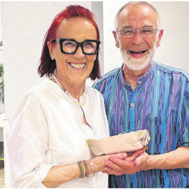 Walter Ehrensperger neues Ehrenmitglied - Präsidentin Rita Strebel mit Ehrenmitglied Walter Ehrensperger Bild: zg