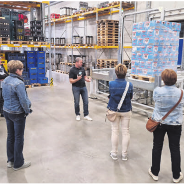 Einblick in die Vielfalt der Staubli Getränke AG - 6000 verschiedene Produkte. Der moderne Neubau beeindruckte die Landfrauen und Bäuerinnen. Bild: zg