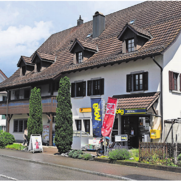 Lösungen sind gefragt - Mit dem Besitzerwechsel kam die Mietzinserhöhung. Dies könnte das Aus für die Poststelle Mühlau und den Volg-Laden sein. Bild: vaw