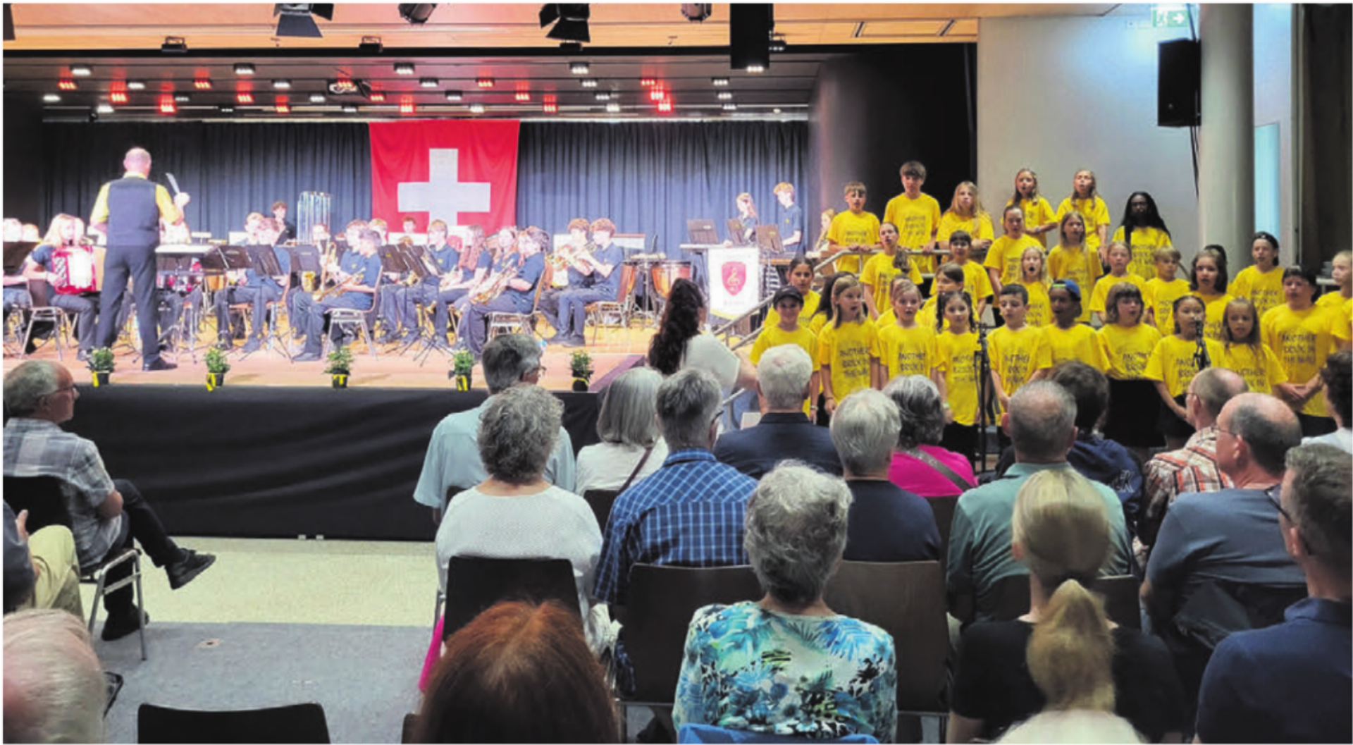 Die Brass Hoppers werden vom Kinderchor Villmergen gesanglich unterstützt. Bilder: str - Das Bild wird blockiert. – Möglicherweise durch einen aktiven Adblocker.