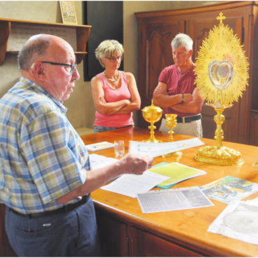 Kirchenschätze bestaunt - Lokalhistoriker Toni Imbach (links) präsentierte die Schätze der Kirche Hägglingen. Bild: tre