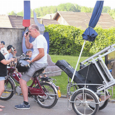Leicht enttäuschte «Häxe» - Mit den Stühlen im Anhänger. Gegen Abend kam die Bevölkerung dann doch noch auf den Schulhausplatz. Bilder: Annemarie Keusch / zg