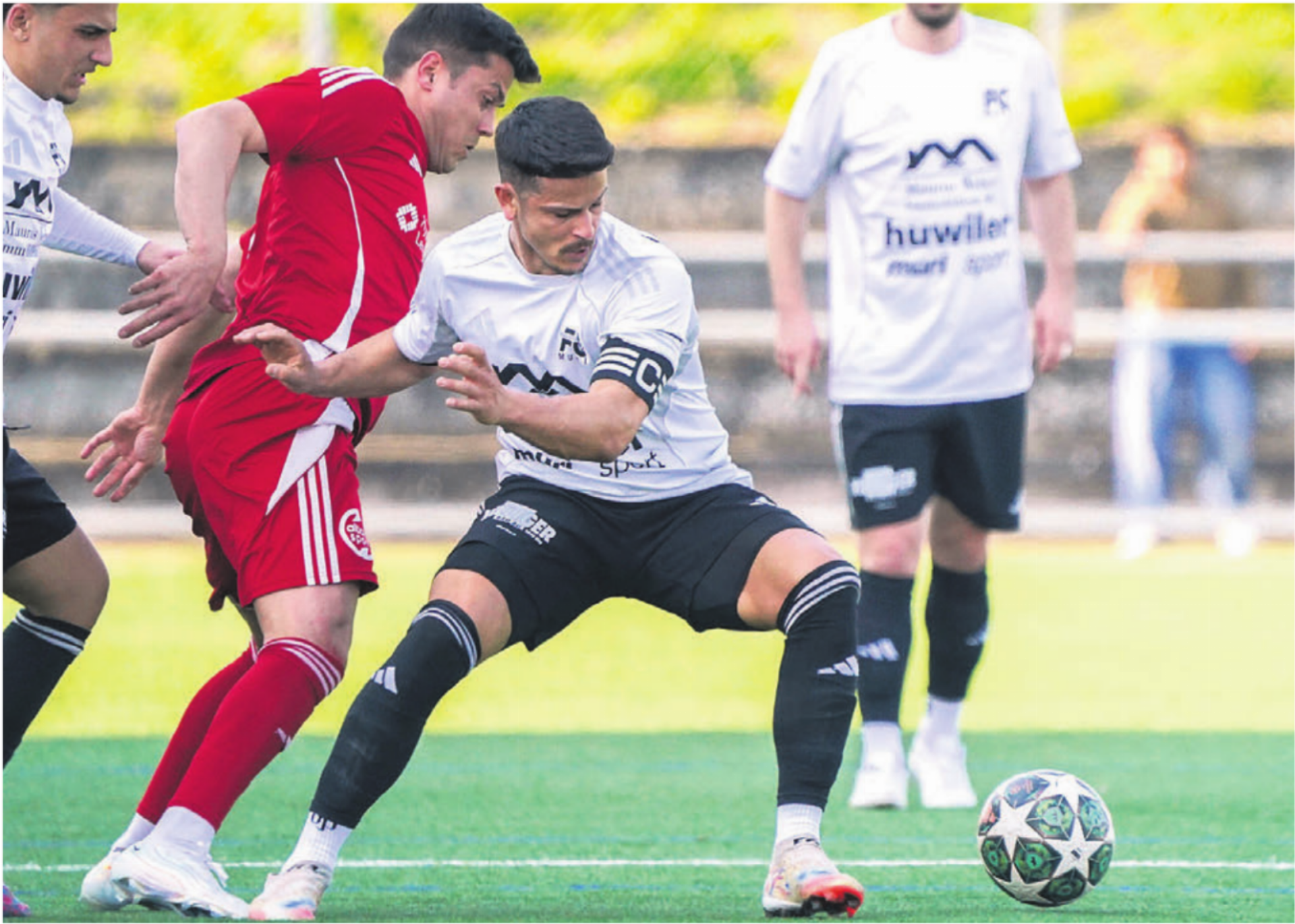 Simone Parente (rechts) und der FC Muri im Duell gegen Suhr. Obwohl die Suhrer auch zu den direkten Konkurrenten der Freiämter in der Spitzengruppe zählen, sind sie jetzt auf ihre Schützenhilfe angewiesen. Bild: Archiv/any - Das Bild wird blockiert. – Möglicherweise durch einen aktiven Adblocker.