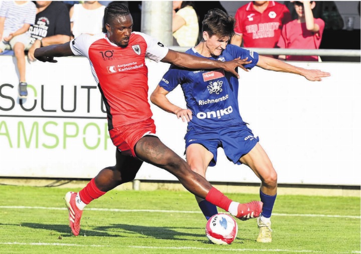 Javi Gabathuler (rechts, hier beim Testspiel gegen Aarau im Sommer 2025) war nun fünf Jahre Teil des FC Wohlen in der 1. Liga classic. Nun verlässt er den Verein. 
Bild: Andy Müller / Archiv