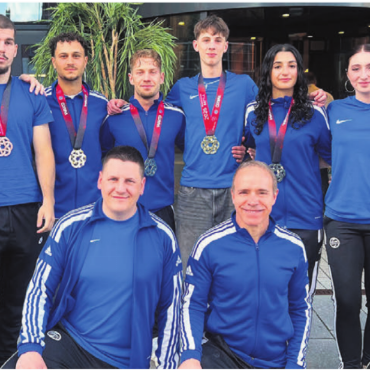 Grosser Aufwand, fünf Medaillen - KB Wohlen in Oslo, vorne, von links: Andrea Faggiano und Rocco Cipriano (beide Trainer). Hinten: Toni Cerundolo (Kampfrichter), Fion Jupolli (3. Rang), Silvio Pace (2. Rang), Roy Cipriano (1. Rang), Luis Wenk (1. Rang), Sanem Oruclar (2. Rang), Irma Jodanovic und Michela Carrozza (beide als Support mit dabei). Bild: zg