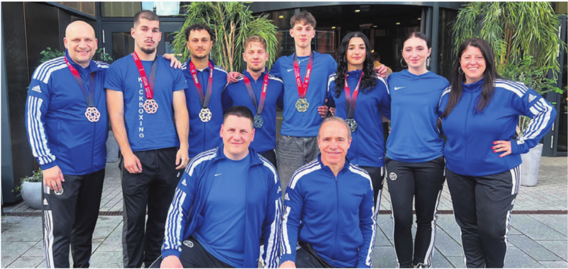 KB Wohlen in Oslo, vorne, von links: Andrea Faggiano und Rocco Cipriano (beide Trainer). Hinten: Toni Cerundolo (Kampfrichter), Fion Jupolli (3. Rang), Silvio Pace (2. Rang), Roy Cipriano (1. Rang), Luis Wenk (1. Rang), Sanem Oruclar (2. Rang), Irma Jodanovic und Michela Carrozza (beide als Support mit dabei). Bild: zg - Das Bild wird blockiert. – Möglicherweise durch einen aktiven Adblocker.