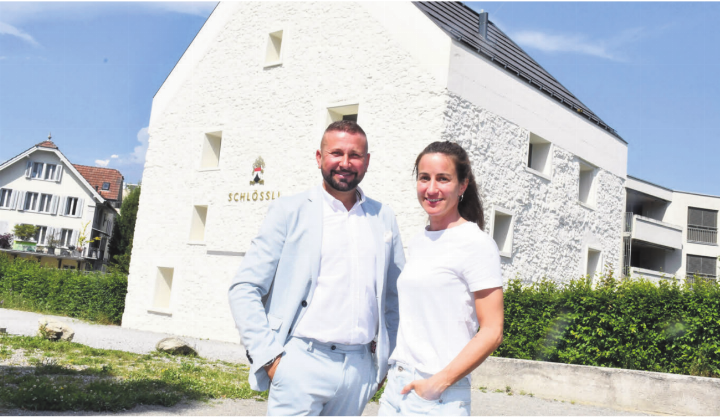 Der ideale Festplatz zwischen Schlössli und «Sternen»: Präsident Sasha Stojmenovski und Vizepräsidentin Daniela Colacino freuen sich auf «Begegnung der Kulturen». Bild: Daniel Marti