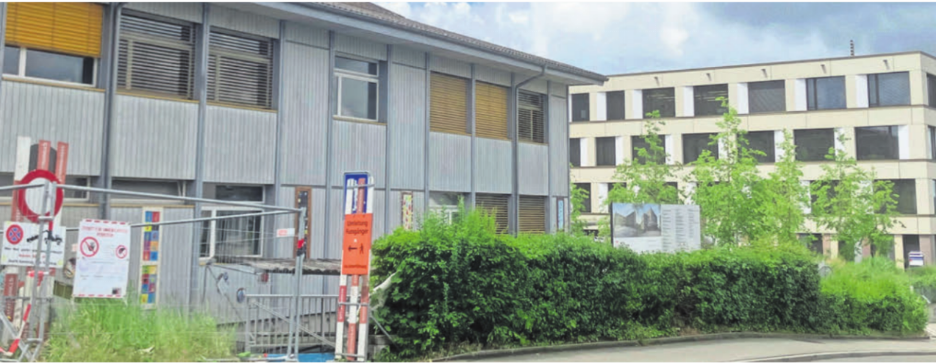 SVP-Grossrat Manfred Breitschmid fordert eine vertiefte Prüfung der Wiederverwendung des Halde-Pavillons (links). «Der Pavillon hat seine wirtschaftliche Lebensdauer überschritten», so der Gemeinderat. Bild: dm - Das Bild wird blockiert. – Möglicherweise durch einen aktiven Adblocker.
